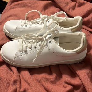 White sneakers (8.5)